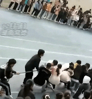 搞笑动图：男子骑电动车沿路拖行女子