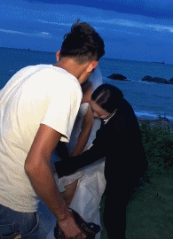 搞笑动图：男子骑电动车沿路拖行女子