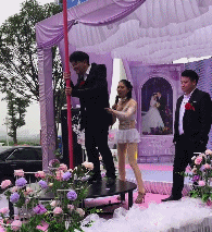 搞笑动图：男子骑电动车沿路拖行女子