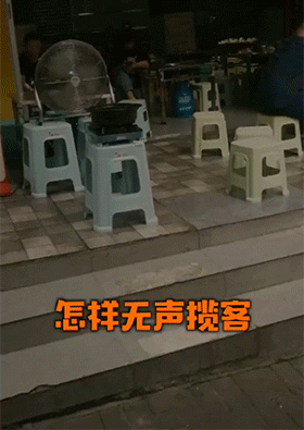 搞笑动图：男子骑电动车沿路拖行女子