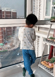 搞笑动图：男子骑电动车沿路拖行女子