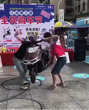 搞笑动图：高手啊，还有这招！
