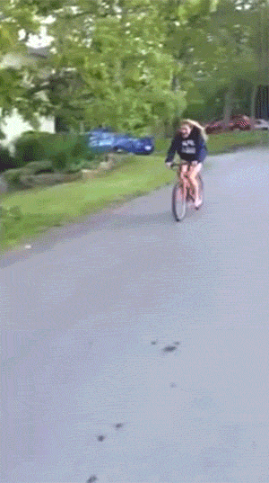 爆笑GIF图主角：妹子想好好玩自行车，结果却被自行车玩！