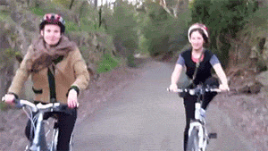 爆笑GIF图片：妹子想好好玩自行车，结果却被自行车玩！