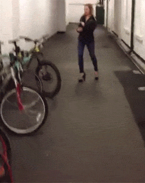 爆笑GIF图片：妹子想好好玩自行车，结果却被自行车玩！