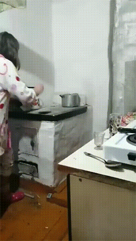 笑到肚子疼的GIF：姑娘这灯泡可不会骗人