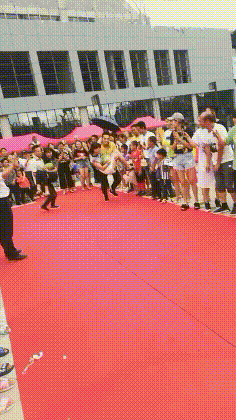 笑到肚子疼的GIF：姑娘这灯泡可不会骗人