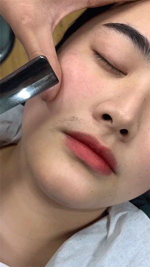 笑到肚子疼的GIF：姑娘这灯泡可不会骗人