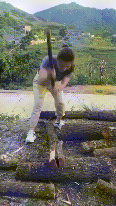 笑到肚子疼的GIF：姑娘这灯泡可不会骗人