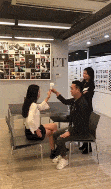 笑到肚子疼的GIF：姑娘这灯泡可不会骗人