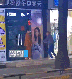 笑到肚子疼的GIF：姑娘这灯泡可不会骗人