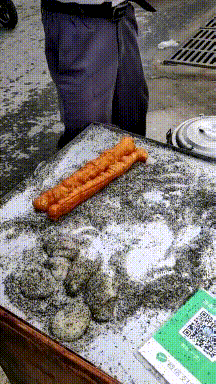 笑到肚子疼的GIF：姑娘这灯泡可不会骗人