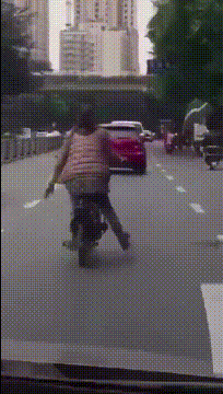 搞笑动态图：一星期没开荤了，随便凑合一下吧！