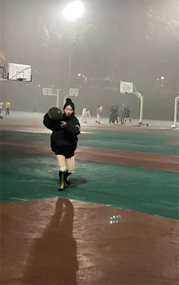 搞笑动态图：一星期没开荤了，随便凑合一下吧！