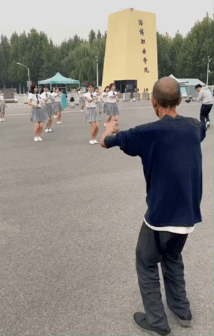 搞笑动态图：一星期没开荤了，随便凑合一下吧！