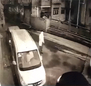 搞笑动图GIF：这，我比当事人懵！