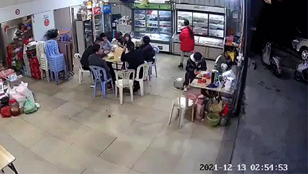 搞笑动图GIF：这，我比当事人懵！