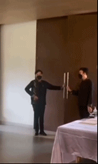 搞笑的动图GIF：这门亲事门不同意？哈哈哈！