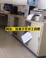 搞笑的动图GIF：这门亲事门不同意？哈哈哈！