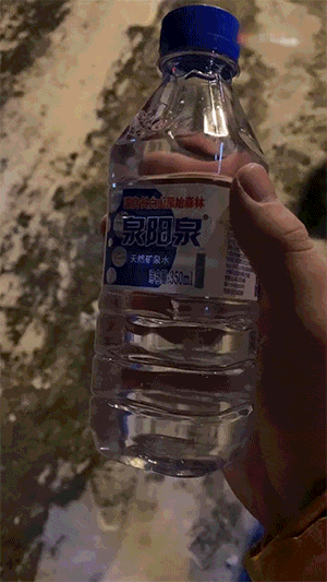 搞笑的动图GIF：这门亲事门不同意？哈哈哈！