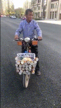 搞笑的动图GIF：这门亲事门不同意？哈哈哈！