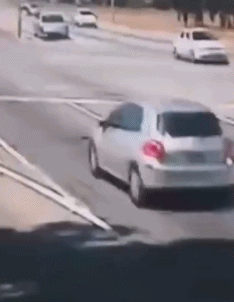搞笑的动图GIF：这门亲事门不同意？哈哈哈！