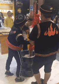 爆笑的动图GIF：虎口脱险，还好反应快