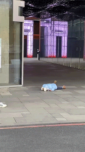 爆笑的动图GIF：虎口脱险，还好反应快