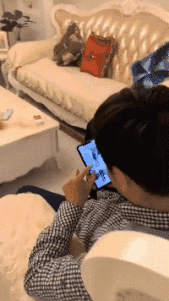 搞笑的GIF：下扶梯新姿势——抱大腿