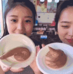 搞笑的GIF：下扶梯新姿势——抱大腿
