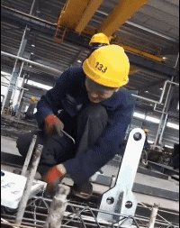 搞笑的GIF：下扶梯新姿势——抱大腿