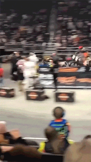 搞笑的GIF：下扶梯新姿势——抱大腿