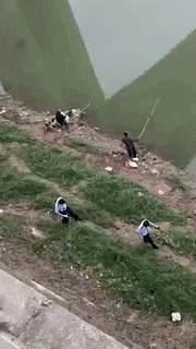 搞笑的GIF：下扶梯新姿势——抱大腿