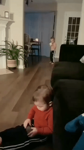 搞笑的GIF：下扶梯新姿势——抱大腿