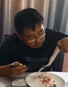 搞笑的GIF：下扶梯新姿势——抱大腿