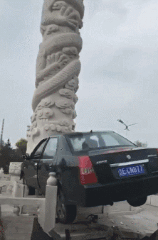 搞笑的GIF：下扶梯新姿势——抱大腿