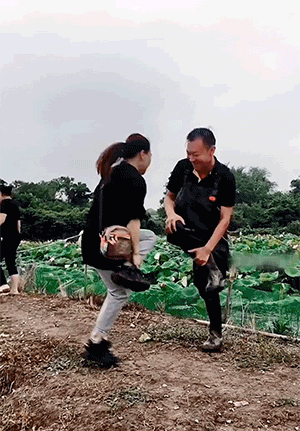 搞笑的GIF：下扶梯新姿势——抱大腿