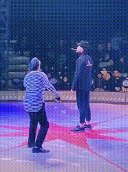 搞笑的GIF：下扶梯新姿势——抱大腿