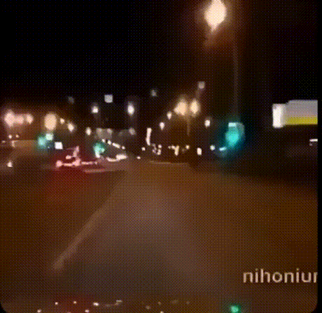 搞笑的GIF：下扶梯新姿势——抱大腿
