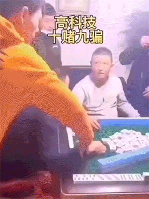 经典搞笑动图：姑娘脚下留情！