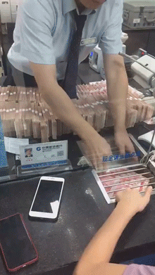 经典搞笑动图：姑娘脚下留情！