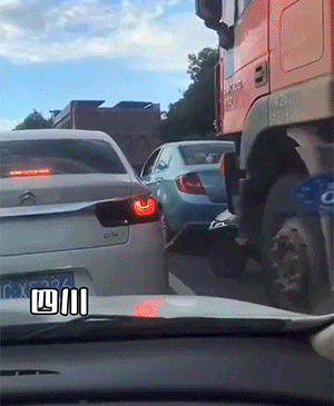 搞笑动态图：当时，她脑子里出现了什么？