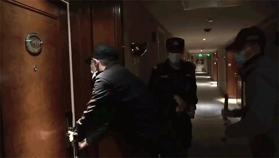 搞笑的GIF趣图:网络招嫖,警察蜀黍出动,直接端掉一窝!