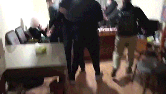 搞笑的GIF趣图:网络招嫖,警察蜀黍出动,直接端掉一窝!