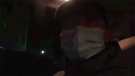 搞笑的GIF趣图:网络招嫖,警察蜀黍出动,直接端掉一窝!