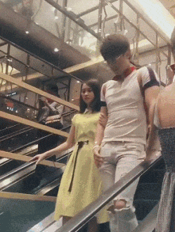 爆笑动图GIF：爱的魔力转圈圈，妹子这是多大的爱啊！