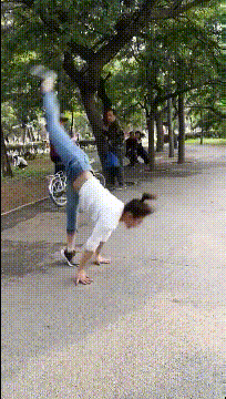 爆笑动图GIF：爱的魔力转圈圈，妹子这是多大的爱啊！