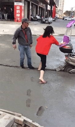 爆笑动图GIF：爱的魔力转圈圈，妹子这是多大的爱啊！