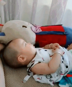 爆笑动图GIF：爱的魔力转圈圈，妹子这是多大的爱啊！