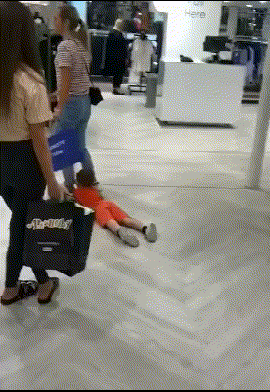 爆笑动图GIF：爱的魔力转圈圈，妹子这是多大的爱啊！